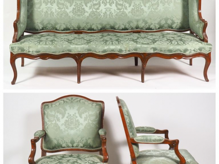 Salon Louis XV en noyer mouluré et sculpté, garniture de soierie à déc
