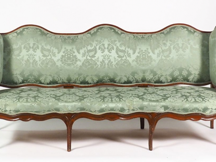 Salon Louis XV en noyer mouluré et sculpté, garniture de soierie à déc