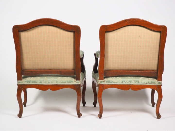 Salon Louis XV en noyer mouluré et sculpté, garniture de soierie à déc