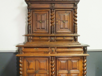 Vente aux enchères Superbe buffet deux corps Louis XIII en noyer mouluré et fortement scu