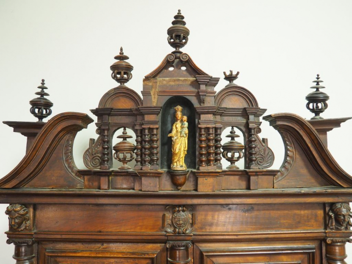 Superbe buffet deux corps Louis XIII en noyer mouluré et fortement scu
