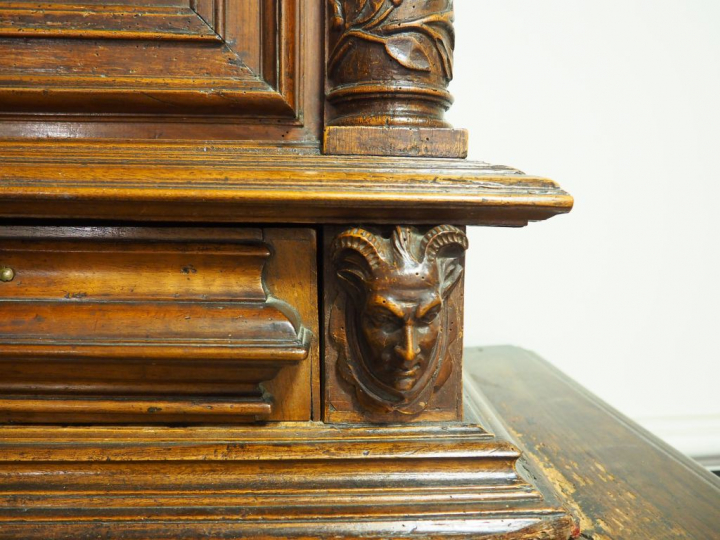 Superbe buffet deux corps Louis XIII en noyer mouluré et fortement scu