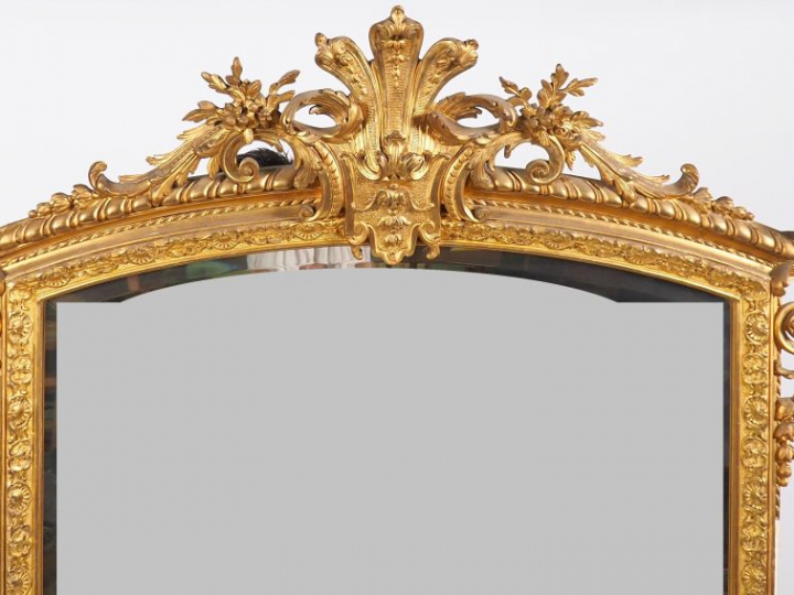 Grande glace fin XIXème de style Louis XVI en bois mouluré, sculpté et