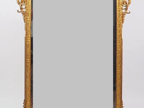 Grande glace fin XIXème de style Louis XVI en bois mouluré, sculpté et