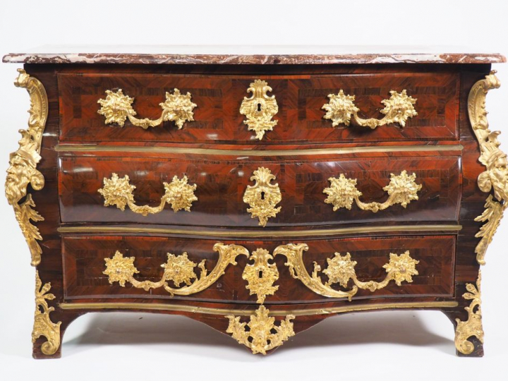Commode Louis XV en marqueterie et frisage de bois de violette ouvrant