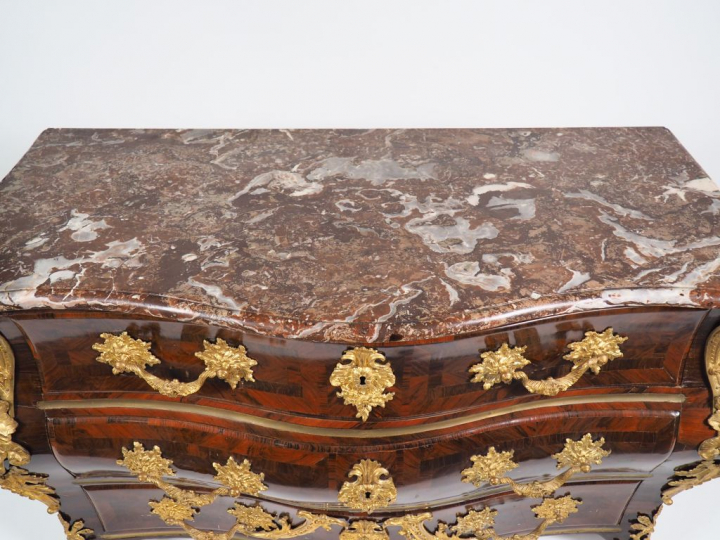 Commode Louis XV en marqueterie et frisage de bois de violette ouvrant