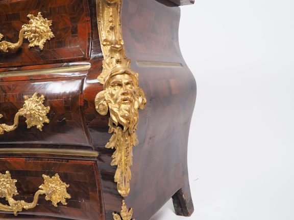 Commode Louis XV en marqueterie et frisage de bois de violette ouvrant