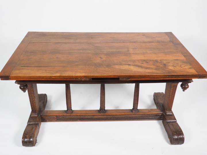 Table italienne de style Haute-Epoque en noyer mouluré et sculpté, pié