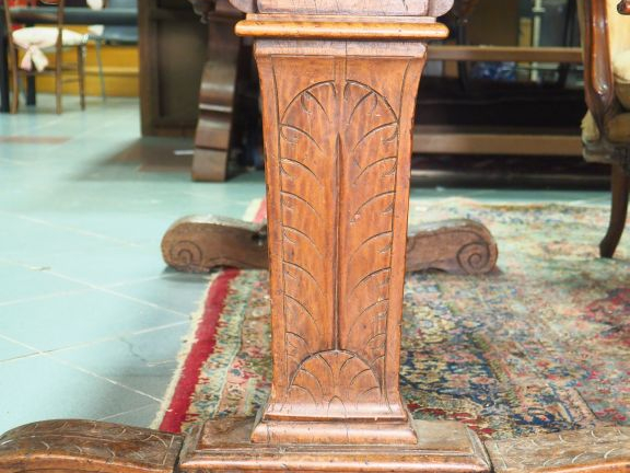 Table italienne de style Haute-Epoque en noyer mouluré et sculpté, pié