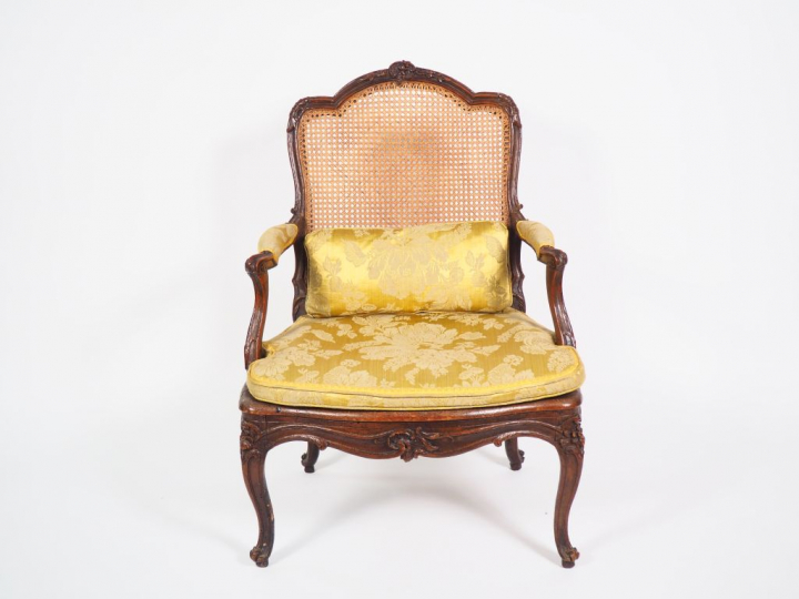 Nicolas CRESSON.  Fauteuil à la Reine Louis XV en noyer mouluré et scu