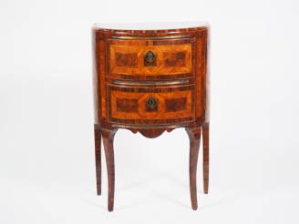 Vente aux enchères Commode demi-lune italienne XVIIIème en frisage et marqueterie à décor