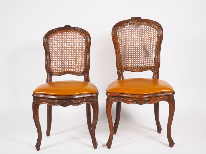 Deux chaises cannées Louis XV en bois naturel mouluré et sculpté, assi