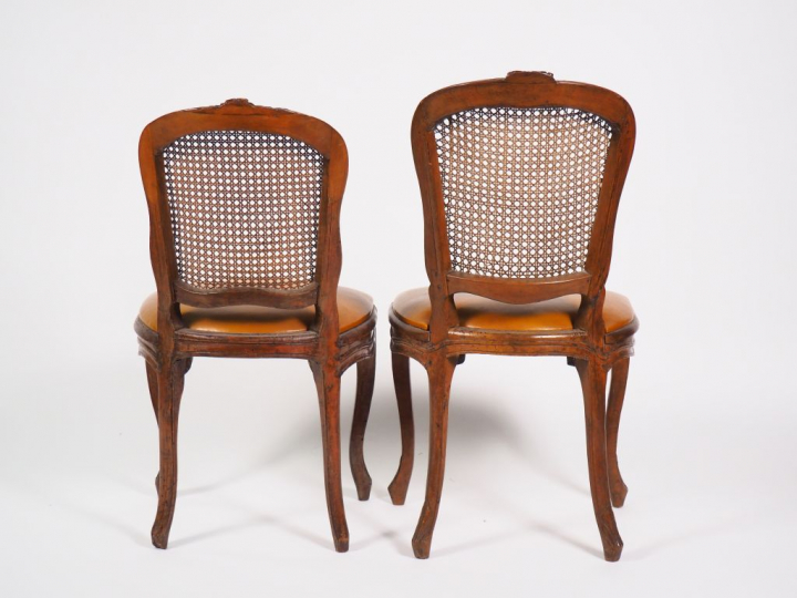 Deux chaises cannées Louis XV en bois naturel mouluré et sculpté, assi
