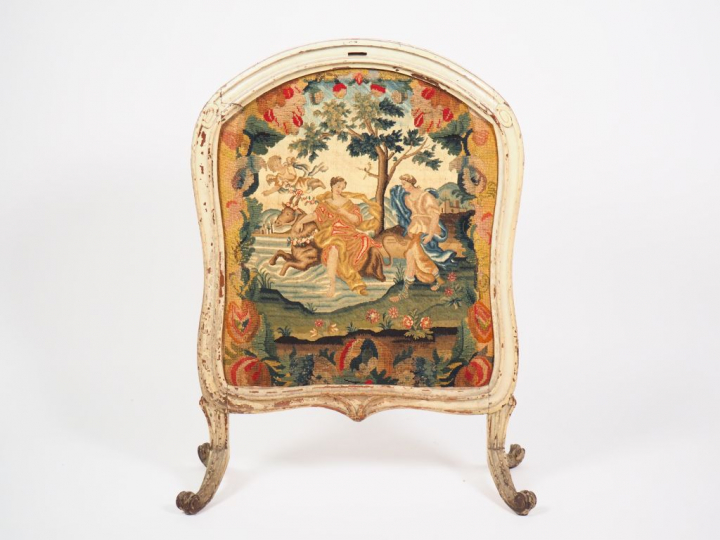 Pare-feu Louis XV en bois mouluré et sculpté, laqué blanc.  Garniture 