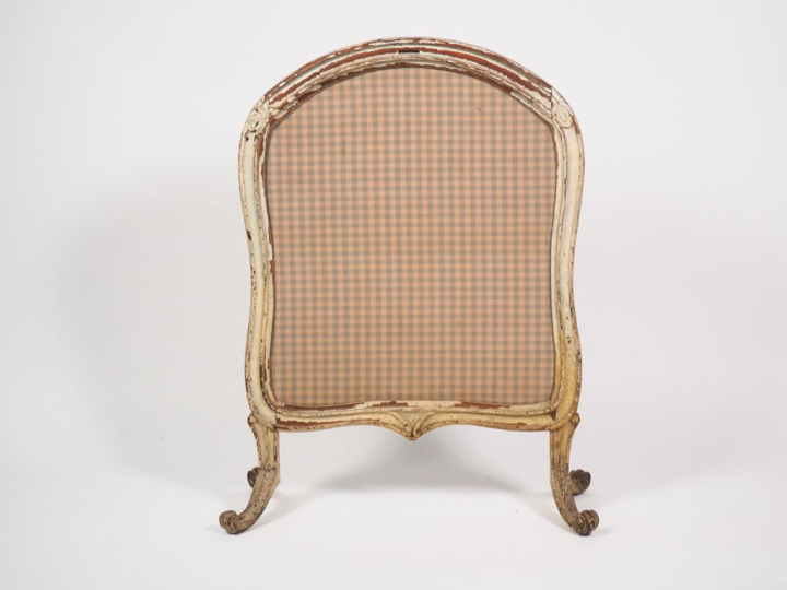 Pare-feu Louis XV en bois mouluré et sculpté, laqué blanc.  Garniture 