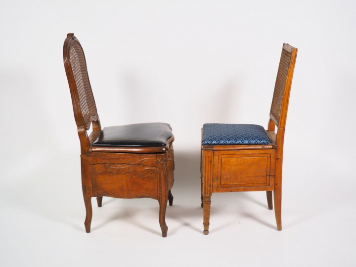 Chaise de commodité Louis XV en bois naturel mouluré et sculpté, dossi