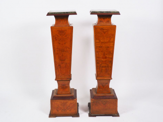 Vente aux enchères Paire de sellettes 1900 de style Louis XVI en marqueterie à décor de b