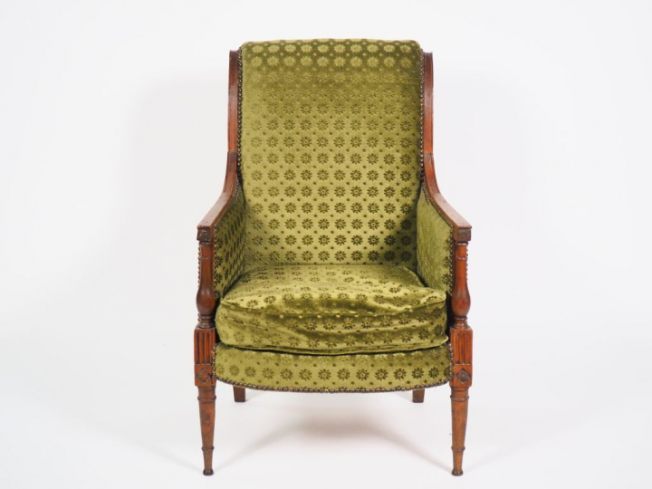 Bergère Directoire en bois naturel mouluré et sculpté, dossier à cross