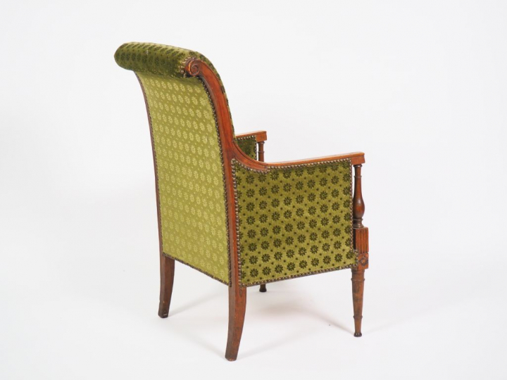 Bergère Directoire en bois naturel mouluré et sculpté, dossier à cross