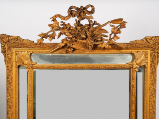 Vente aux enchères Grand miroir à parecloses fin XIXème de style Louis XVI en bois et stu