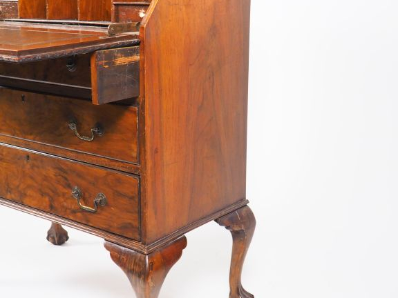 Bureau scriban anglais XIXème en placage de ronce de noyer, ouvrant à 