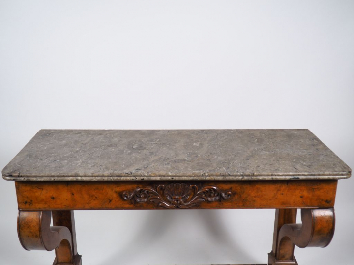 Console Restauration en noyer, ouvrant à un tiroir, dessus marbre gris