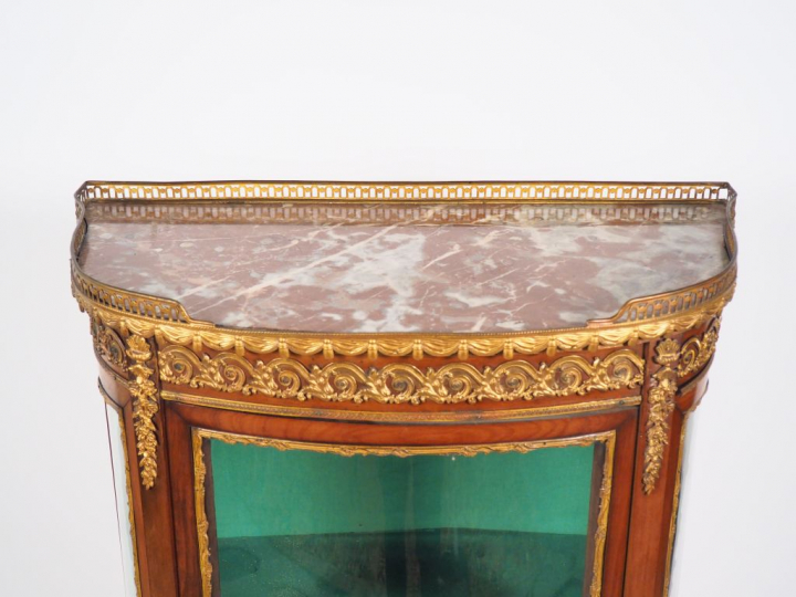 Vitrine Napoléon III de style Transition en acajou, ornementation de b