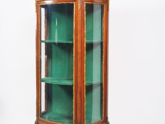 Vitrine Napoléon III de style Transition en acajou, ornementation de b