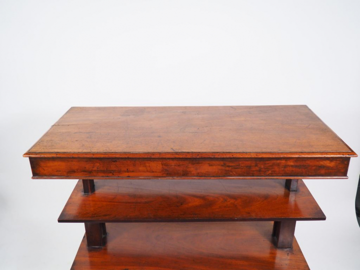 Console XIXème en acajou et placage d'acajou, à trois plateaux escamot