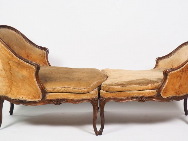 Duchesse brisée Louis XV en bois naturel mouluré et sculpté à décor de
