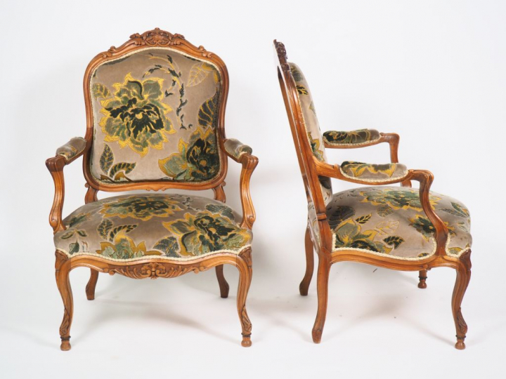 Salon XIXème de style Louis XV en bois naturel mouluré et sculpté, gar