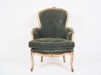 Vente aux enchères Bergère Louis XV en bois mouluré, sculpté et laqué blanc.  Garniture d