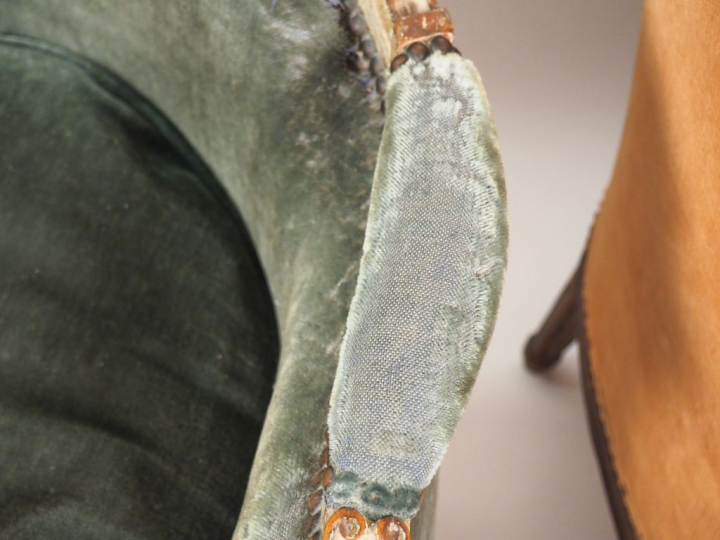 Bergère Louis XV en bois mouluré, sculpté et laqué blanc.  Garniture d