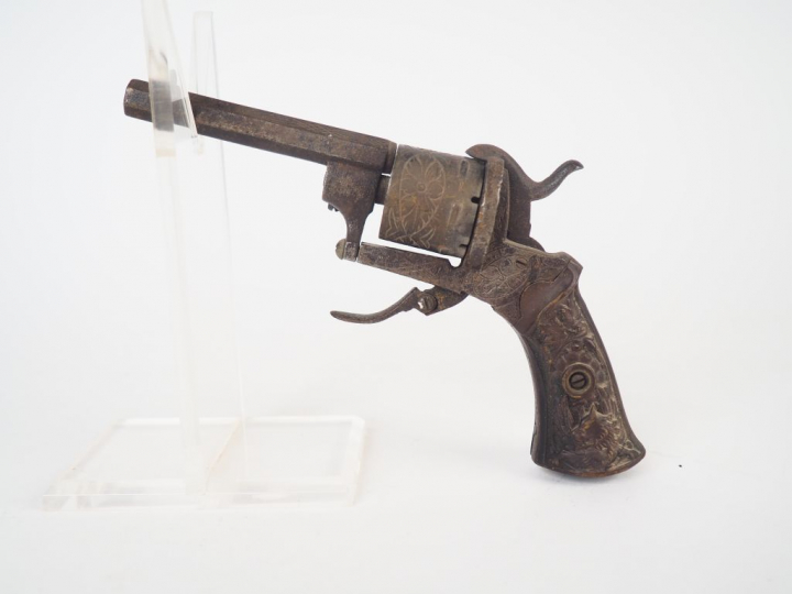 Revolver belge en calibre 7 mm à broche, canon octogonal, manque la ba