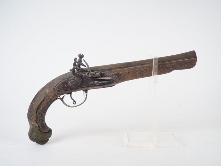 Pistolet à silex à l’usage de l’orient . Platine à corps plat et chien
