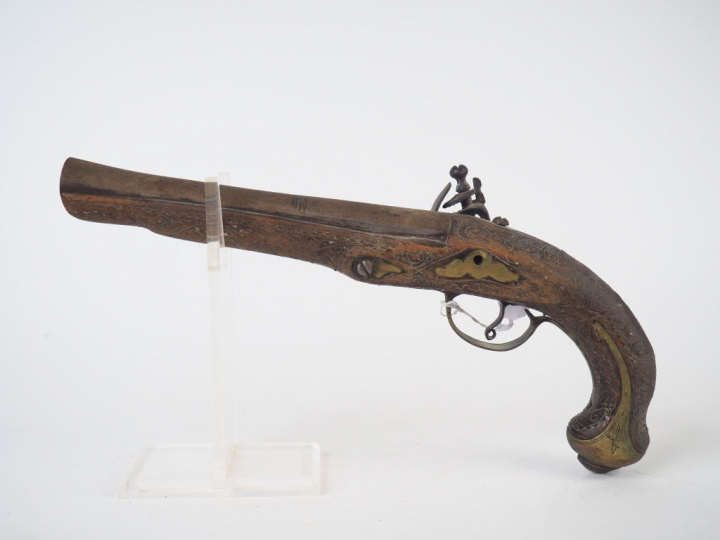 Pistolet à silex à l’usage de l’orient . Platine à corps plat et chien