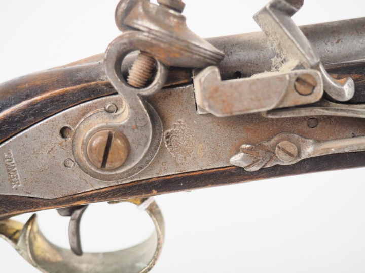 Pistolet à silex à l’usage de l’orient . Platine à corps plat et chien