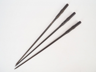 Vente aux enchères Lot de 3 baïonnette réglementaire française pour fusil M.A.S. 36. Lame