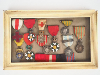 Vente aux enchères Superbe tableau contenant de belles décorations pendantes dont rare mé