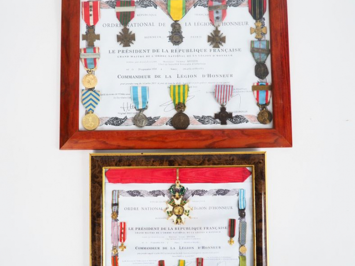 Deux grands tableaux vitrés contenant les décorations relatives à la c
