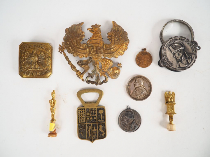 Boite contenant divers objets dont loupe dans un étui au profil de Nap