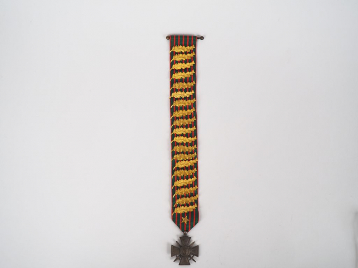 Croix de guerre française 1914/1918 avec long ruban orné de 19 palmes 