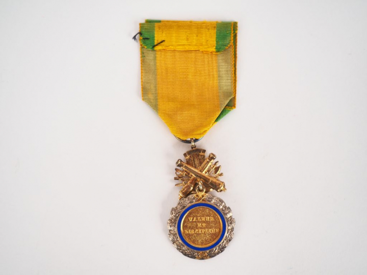 Bel exemplaire de la médaille militaire type troisième république, bél