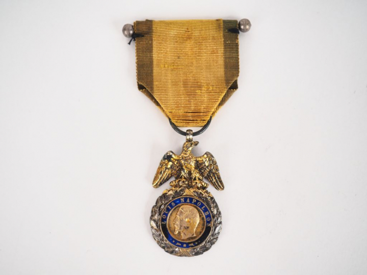 Médaille militaire 2eme modèle, module rond en argent avec dorures, bé