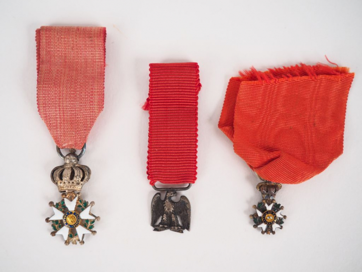 Lot de trois réductions de décoration avec leur ruban de feu, on y tro