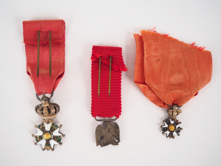 Lot de trois réductions de décoration avec leur ruban de feu, on y tro