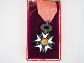Vente aux enchères Boite en cartonnage rouge pâle contenant une étoile de chevalier de la