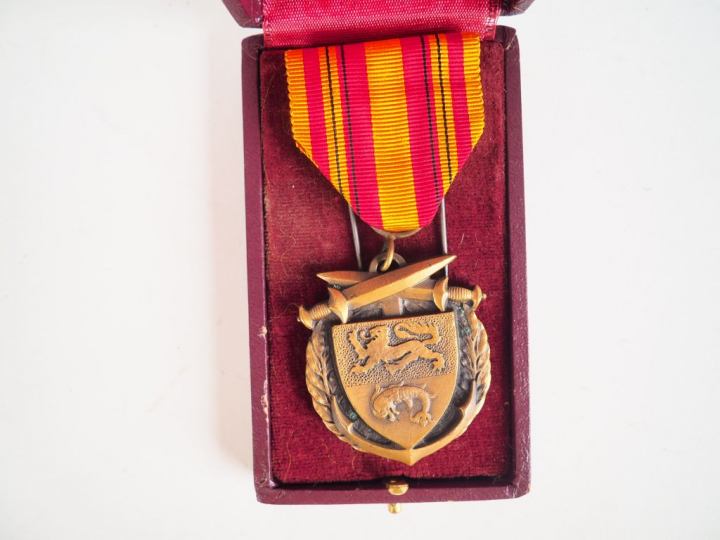 Boite contenant une décoration pendante dite médaille de Dunkerque 194