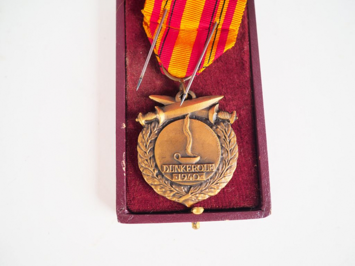 Boite contenant une décoration pendante dite médaille de Dunkerque 194