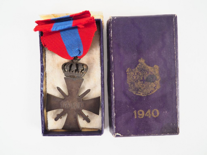 Croix de guerre grecque dans sa boite, croix de bronze, épées croisées